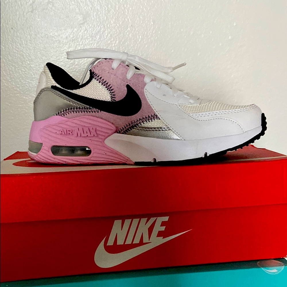 Nike White and Pink Sneakers Classic Design